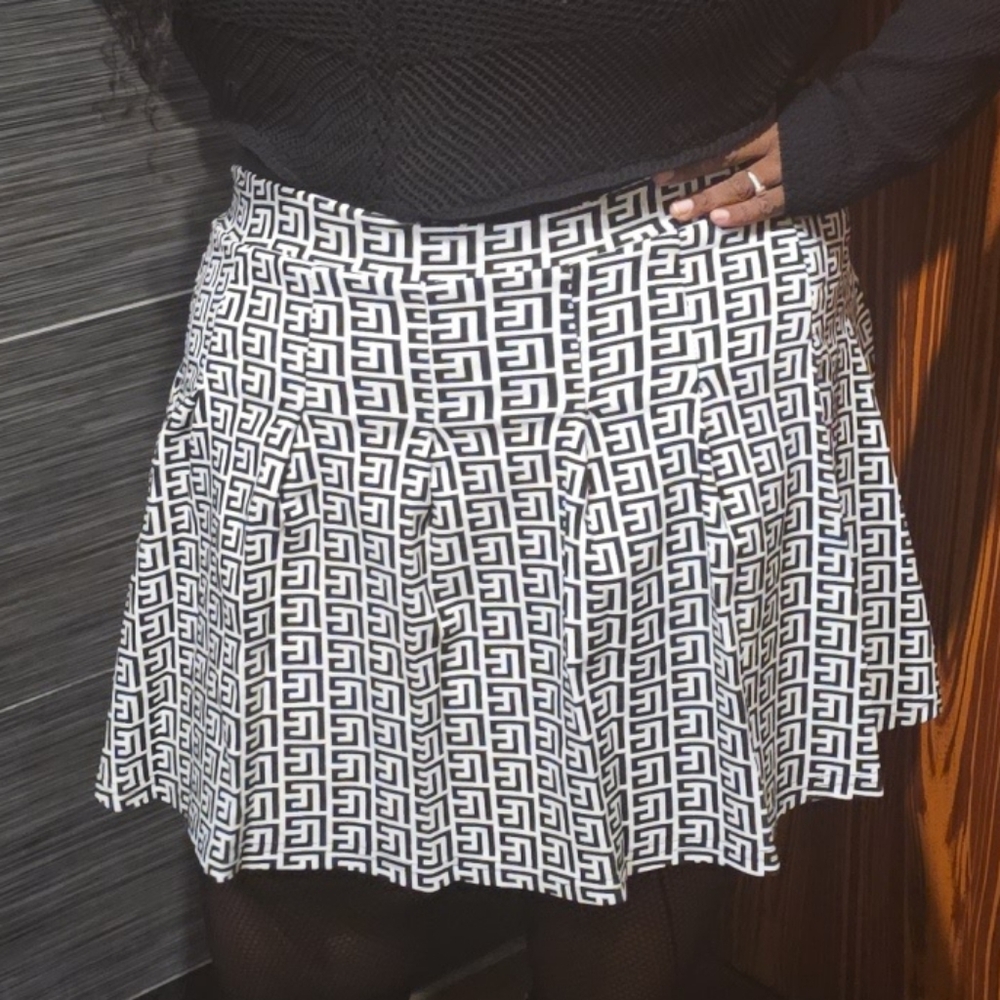 Black and white abstract tennis style skirt size 3x